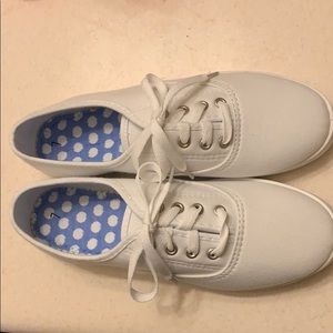 New - plain white lace-up shoes with memory foam